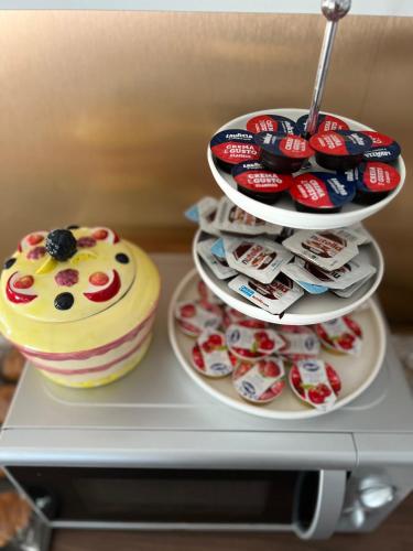 a shelf with two plates of cupcakes and a cake at Aniene Home Roma in Rome