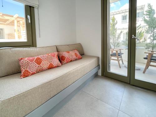 Zona de estar de Joelia Suites in Naousa Paros with private jacuzzi!