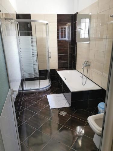Salle de bains dans l'établissement Emi's Villa