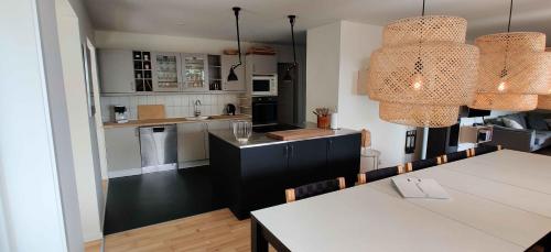 アリンエにあるModern Holiday Home With Exceptional Sea Viewsのテーブルとダイニングルームのあるキッチン