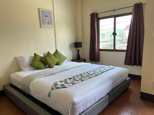 a large bed in a room with a window at Saming Chiang Dao Guest House in Chiang Dao