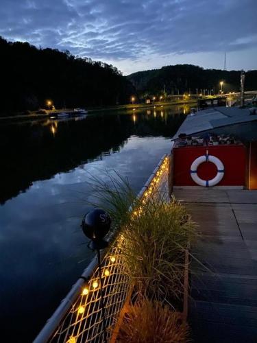 a view of a river at night with lights at Une perle ! Péniche complète pour 8 sur la Meuse, région Namur in Andenne