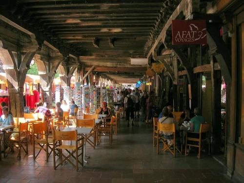 un groupe de personnes assises à des tables dans un restaurant dans l'établissement Oustal de Papé le calme au cœur de Mirepoix, à Mirepoix