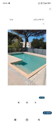 une capture d'écran d'un site web d'une piscine dans l'établissement 2 pièces terrasse vue mer, piscine, parking, à Sainte-Maxime