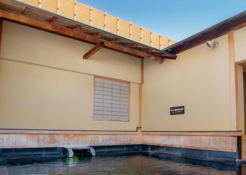 a building with a pool of water at Yuno Yado Shoei in Kyoto