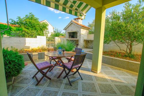 House with garden and Barbecue grill in Murter