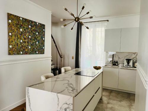 une cuisine avec un comptoir en marbre dans une pièce dans l'établissement Triplex à Montmartre - Sauna, à Paris