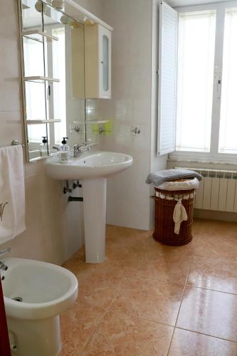 a bathroom with a sink and a toilet and a mirror at Casa Nunes in Pazos