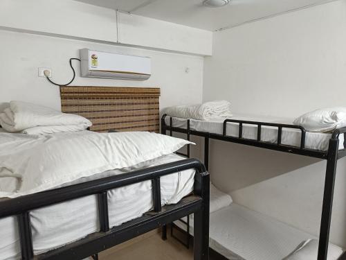 Postel nebo postele na pokoji v ubytování Travelers Hostel