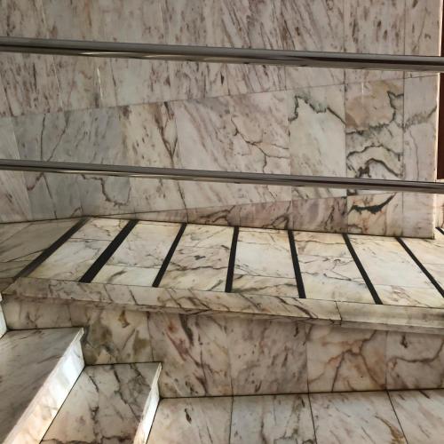 a marble staircase in a room with a marble wall at Piso céntrico y luminoso in León