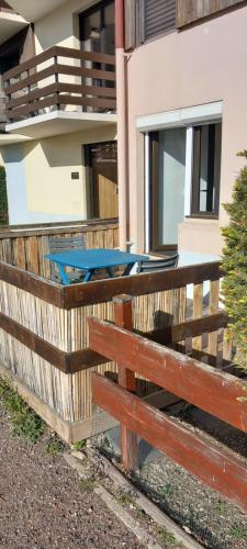 une clôture en bois avec une table de pique-nique devant un bâtiment dans l'établissement studio au pied des pistes, à Bolquère-Pyrénées 2000