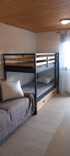 une chambre avec deux lits superposés dans une pièce dans l'établissement studio au pied des pistes, à Bolquère-Pyrénées 2000