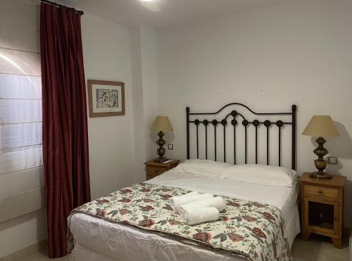 Un dormitorio con una cama con dos toallas encima. en Beachfront 3 Bed Apt San Luis De Sabinillas, en San Luis de Sabinillas