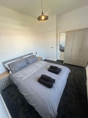 ブラックプールにあるNew Luxury apartment, sea viewWith parkingのベッドルーム1室(白い大型ベッド1台、枕2つ付)