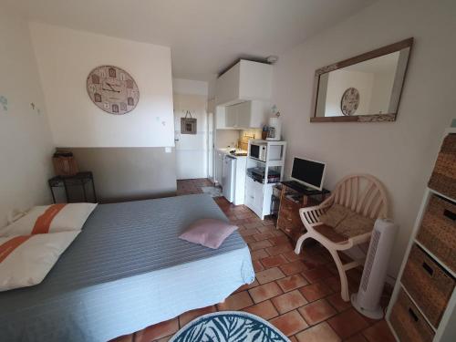 une chambre avec un grand lit et une cuisine dans l'établissement Joli studio Sainte Maxime, à Sainte-Maxime