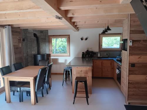 une cuisine et une salle à manger avec une table et des chaises dans l'établissement Chalet rinette, à Chamonix-Mont-Blanc