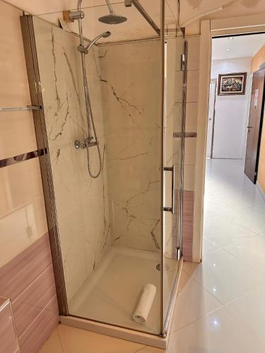 a shower with a glass door in a bathroom at Casa Gena in Favaro Veneto