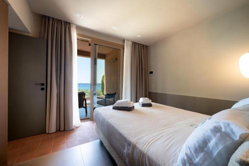 Una cama o camas en una habitación de Akti Elia Villas Chalkidiki with Private Pools