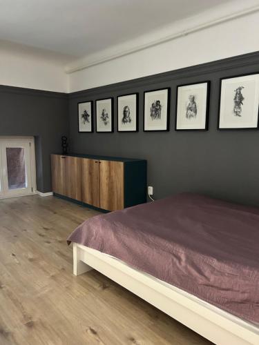 Postel nebo postele na pokoji v ubytování Graffiti Downtown Room