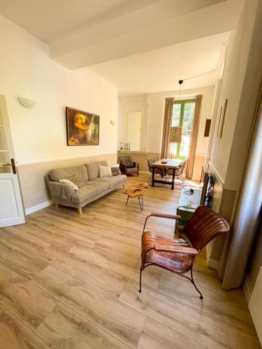 un salon avec un canapé et une table dans l'établissement Appartement Bellevue du Ventoux, à Montbrun-les-Bains