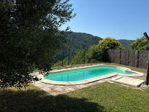 - une petite piscine dans une cour avec une clôture dans l'établissement Gîte et piscine au sein de La Bastide de la Breure, aux Ollières-sur-Eyrieux