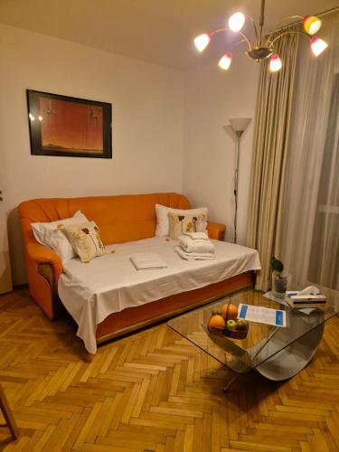 une chambre avec un lit et une table avec des fruits dessus dans l'établissement Happy Yonder - Piața Romană - lângă metrou, à Bucarest