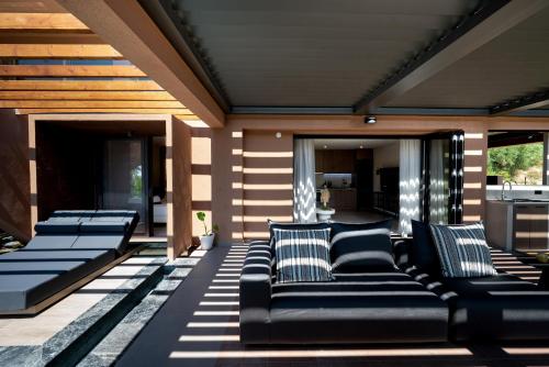 Un lugar para sentarse en Akti Elia Villas Chalkidiki with Private Pools