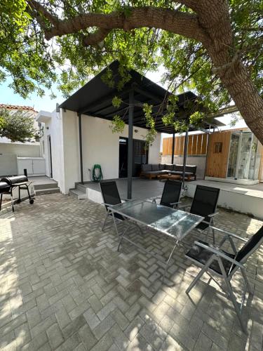 SolMar Aegina with private pool - jacuzziにあるパティオまたは屋外エリア