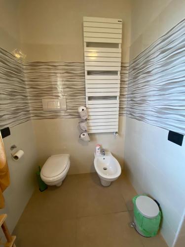 a small bathroom with a toilet and a sink at La dimora dei Sanniti in Busso