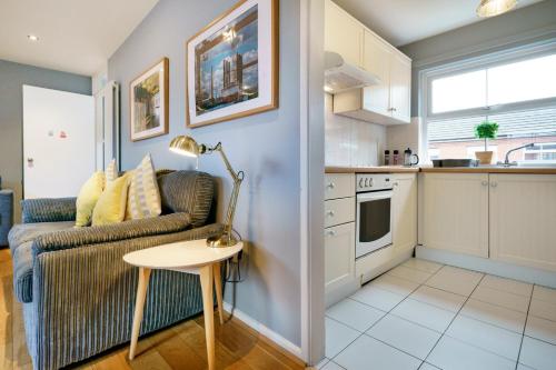 Η κουζίνα ή μικρή κουζίνα στο 2BR Next to City Centre Queens Uni w Spa Bath Pass the Keys