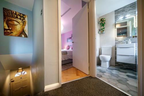 Ένα μπάνιο στο 2BR Next to City Centre Queens Uni w Spa Bath Pass the Keys