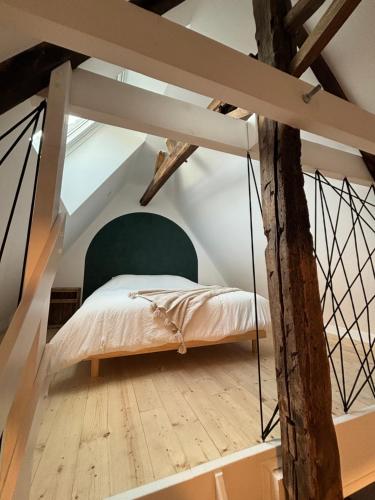 アラスにあるLe Grenier Chic, T2 Centre-Villeのベッドルーム(ベッド付)1室(屋根裏部屋)