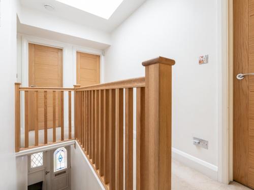 シドカップにあるPass the Keys 4 Bed house Parking 5 mins Sidcup Stationの木製の手すり付きの階段