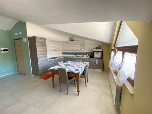 a kitchen and dining room with a table and chairs at La dimora dei Sanniti in Busso