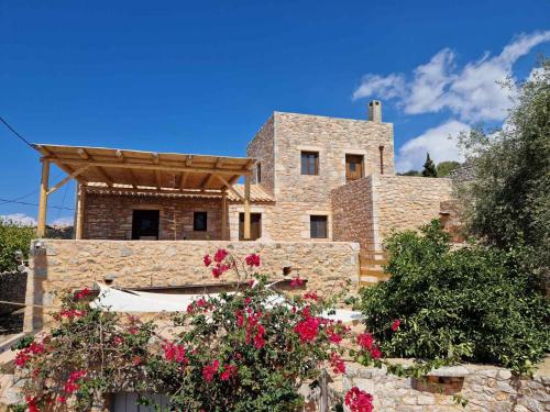 Το κτήριο όπου στεγάζεται  το διαμέρισμα