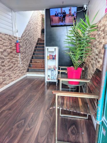 a room with a bench and a table with a plant at PARAISO Da PENHA in Lisbon