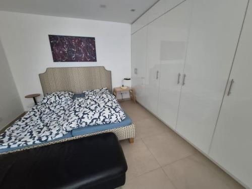 a bedroom with a bed and a couch in it at Bungalow, Uneinsehbar, 8 Personen maximal, 3 Personen oben, 5 unten in Eschborn