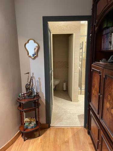 un couloir avec une porte menant à une salle de bains. dans l'établissement Appartement familial au coeur de Paris, à Paris