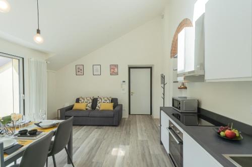 Kuchyň nebo kuchyňský kout v ubytování ManaraQuattro - Apartment with free parking and view in Como, near the center - Lake Como