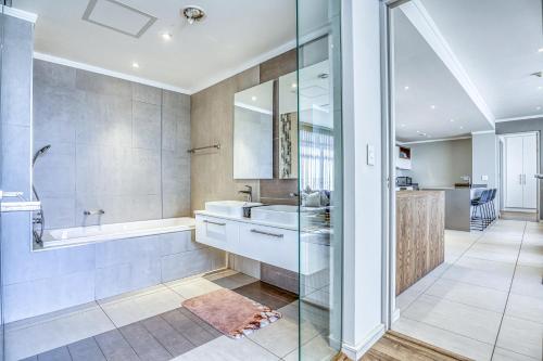 Koupelna v ubytování Luxurious 2-bedroom Apartment in Sandton