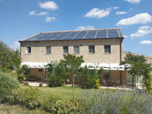 dom z panelami słonecznymi na dachu w obiekcie Il Giardino nella Valle w mieście Belvedere Ostrense