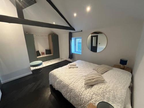 une chambre avec un grand lit et un miroir dans l'établissement Loft de standing, à Cholet