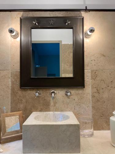 une salle de bain avec un lavabo et un miroir dans l'établissement La Cour Intérieure Ménerbes, à Ménerbes