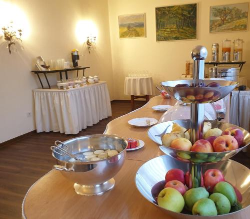 einen Tisch mit Obstschalen darüber in der Unterkunft Hotel Hessischer Hof in Melsungen