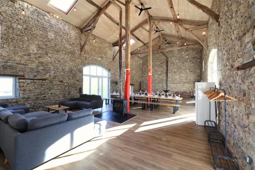 ein Wohnzimmer mit einer Ziegelwand in der Unterkunft Villa de luxe, nichée dans les montagnes in Lavoine