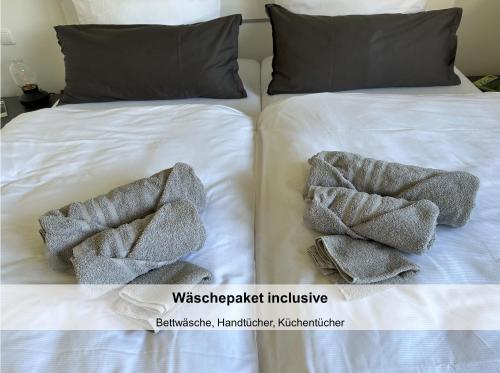 two beds with towels on top of them at Tobi's Eifelhaus (1-6 Personen) in Kreuzau