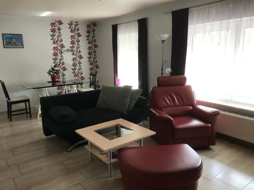 GutowにあるAm Ankerのソファと椅子とテーブルのあるリビングルーム