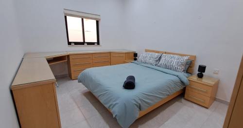 Dormitorio con escritorio, cama, escritorio y cama sidx sidx en Spacious Getaway in Attard with Terrace & Garage, en Attard