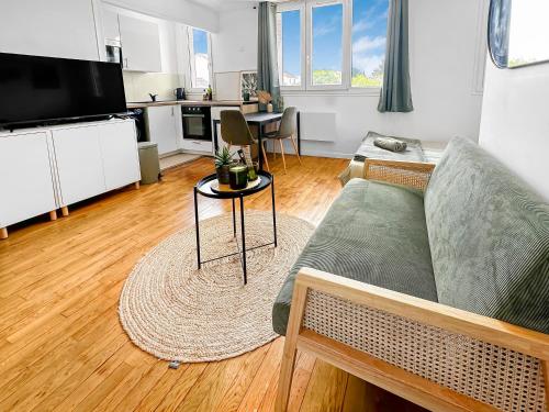 un salon avec un canapé et une table dans l'établissement Arrêt Paisible à Maisons Alfort, à Maisons-Alfort