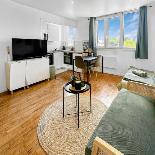 un salon avec un canapé et une table dans l'établissement Arrêt Paisible à Maisons Alfort, à Maisons-Alfort